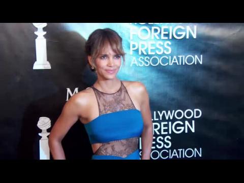 VIDEO : Halle Berry Flaunts Figure At HFPA Banquet