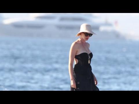 VIDEO : Anne Hataway profite d'une journe paisible  Ibiza