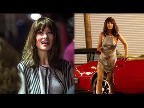 VIDEO : Olivia Wilde dans une robe argente sur le plateau de Vinyl