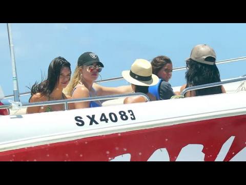 VIDEO : Les filles Kardashian/Jenner sur un bateau  St Bart