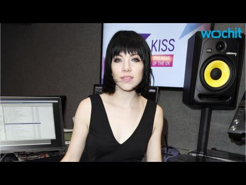 VIDEO : Carly Rae Jepsen Complains About Getting Recognized in Public