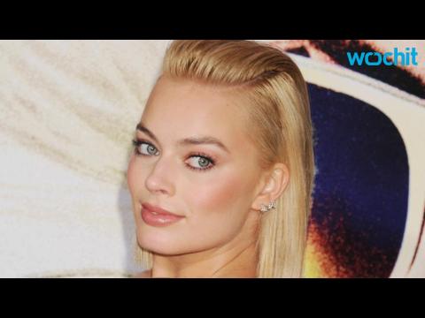 VIDEO : Margot Robbie Gives Tattoo in Harley Quinn Costume