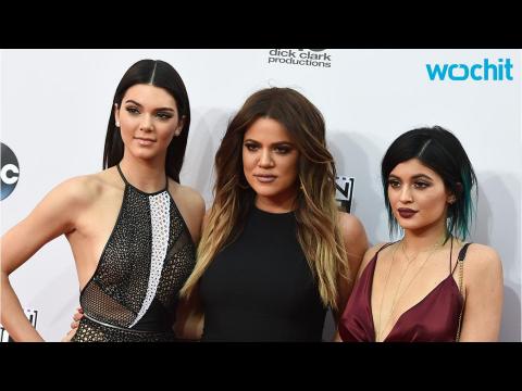 VIDEO : Khlo Kardashian & Kendall Jenner Flaunt Their Bootys in Matching Swimsuits