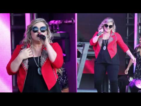 VIDEO : Kelly Clarkson Announces Second Pregnancy During Performance