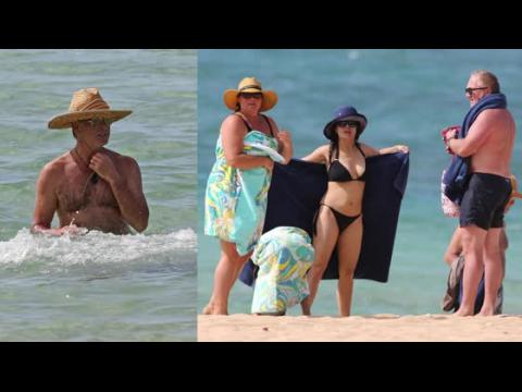 VIDEO : Salma Hayek et Pierce Brosnan en vacances en familles à Hawaï