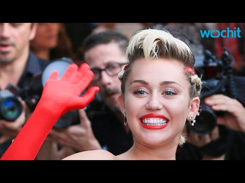 VIDEO : Miley Cyrus Flashes Boob, Poses With Her Kitty