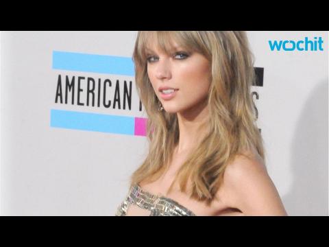 VIDEO : Godmother Taylor Swift Dedicates Song to Jaime King's Son