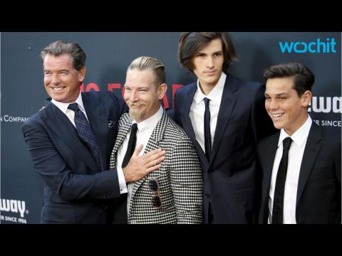 VIDEO : Pierce Brosnan and His Handsome Sons Enjoy a Boys' Night Out at No Escape Premiere