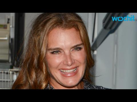 VIDEO : Brooke Shields Mysteriously Injures Foot