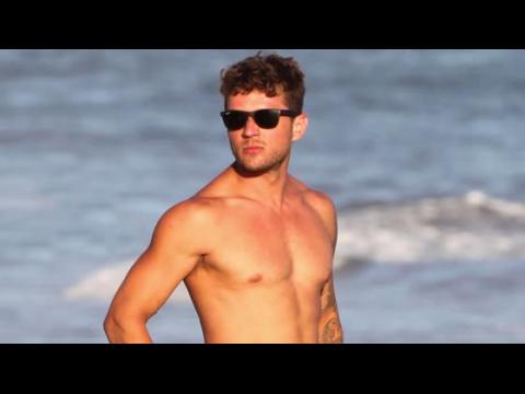 VIDEO : Ryan Phillippe is Shirtless on the Beaches of Malibu