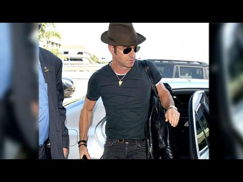 VIDEO : Justin Theroux : repr avec son alliance  l'aroport de Los Angeles !
