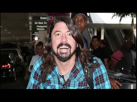 VIDEO : Dave Grohl des Foo Fighters traverse l'aroport de Los Angeles, la jambe casse