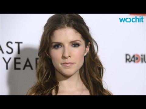 VIDEO : Anna Kendrick Shows Some Skin in a Peek-a-Boo Swimsuit While 