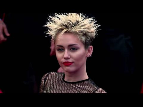 VIDEO : Miley Cyrus is Snubbing Vogue Cover Shoot Offers