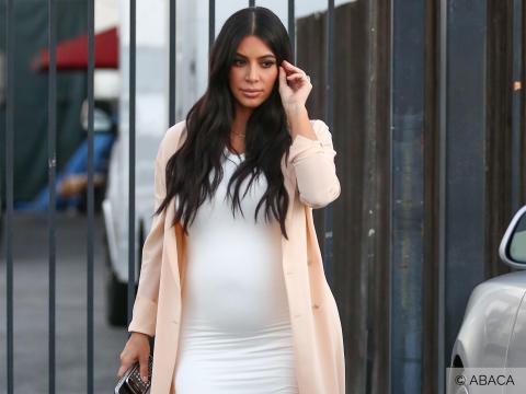 VIDEO : Exclu Vidéo : Kim Kardashian : enceinte, elle affiche ses nouvelles rondeurs en robe moulant