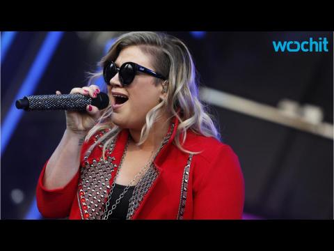 VIDEO : Kelly Clarkson's Daughter River Rose Gets