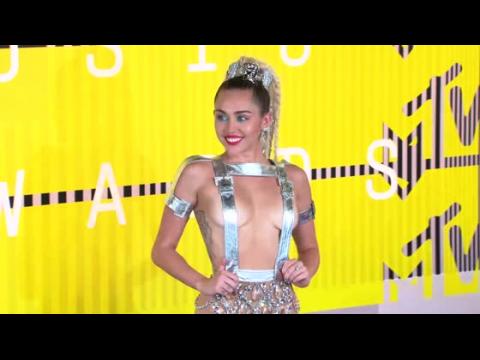 VIDEO : Miley Cyrus VMA's Bitch Fight With Nicki Minaj
