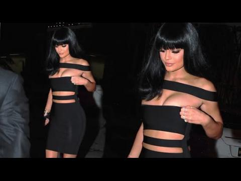 VIDEO : Kylie Jenner's Sexy Post-VMAs Cutout Dress