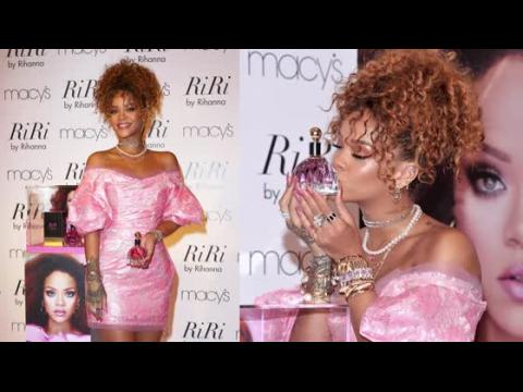 VIDEO : Rihanna en rose bonbon pour le lancement de son parfum RiRi chez Macy's