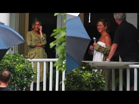 VIDEO : Jennifer Aniston Wears Nothing But A Towel On 'Mother's Day' Set