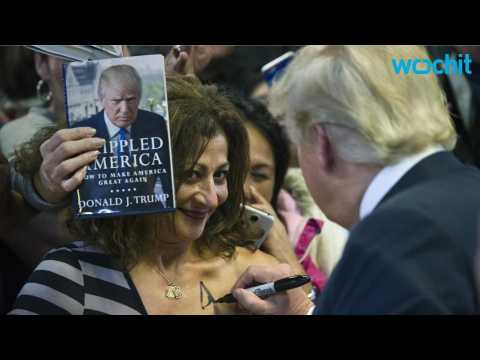 VIDEO : Donald Trump Autographs a Supporter's Chest