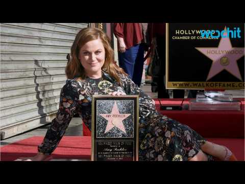 VIDEO : Amy Poehler Gets Her Star on the 'Walk of Fame'