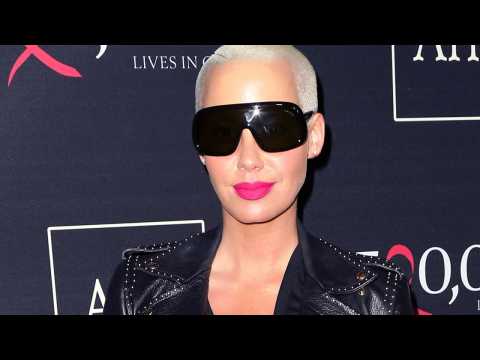 VIDEO : Nail of the Day: Amber Rose's Festive Fingers!