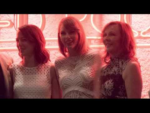 VIDEO : Taylor Swift fait plaisir  ses fans en Australie