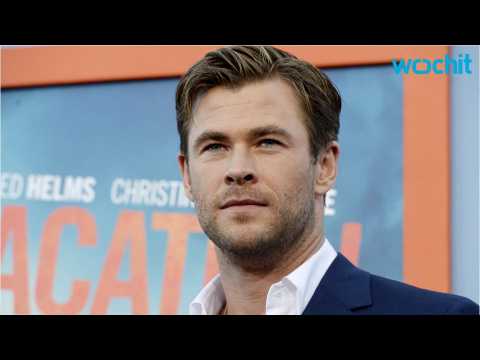 VIDEO : Chris Hemsworth Moves Back Australia
