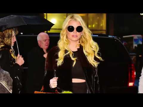 VIDEO : Jessica Simpson looks Marvelous in Midriff- Baring Top