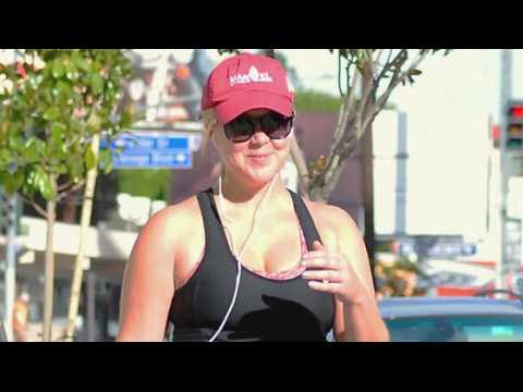 VIDEO : Amy Schumer: Handles Enamored Paparazzi like a Class Act