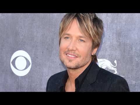 VIDEO : Keith Urban Gets Emotional Over Dad in Hospice