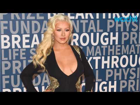 VIDEO : Christina Aguilera?s Shows Off Figure At Sinatra Tribute
