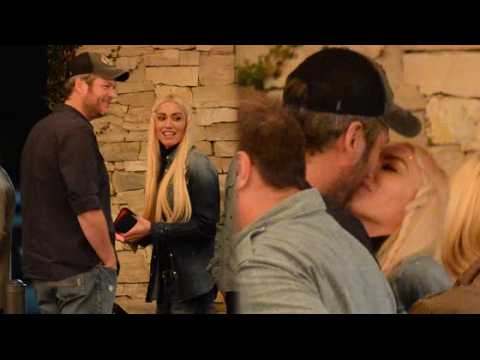 VIDEO : Blake Shelton and Gwen Stefani Dance, Kiss and Laugh in Public