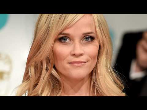 VIDEO : See Reese Witherspoon's Mistletoe Kiss!