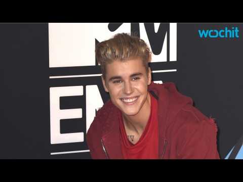 VIDEO : New Website Texts Your Friends Random Justin Bieber Lyrics
