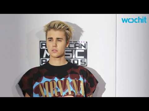 VIDEO : Text Justin Bieber Lyrics Through the Bieber Bomb