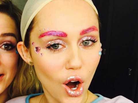 VIDEO : Exclu Vidéo : Miley Cyrus : déjantée avec ses sourcils roses à paillettes !
