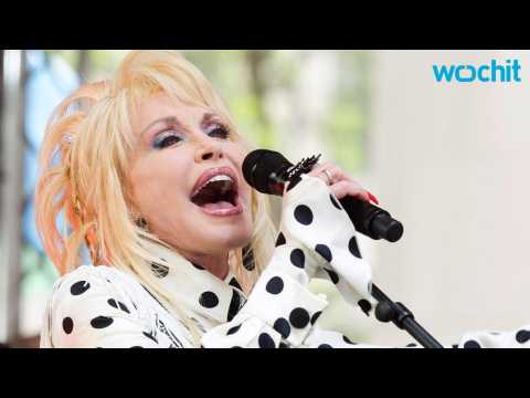 VIDEO : Dolly Parton's Coat of Many Colors Catches Large Audience