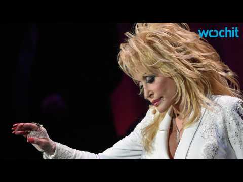 VIDEO : Dolly Parton's Coat of Many Coats Hits Home