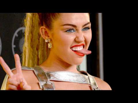 VIDEO : Miley Cyrus Paints Dog's Nails, Angers Fans