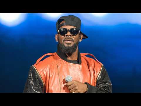VIDEO : R. Kelly Storms Out Of Interview