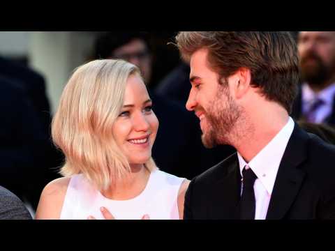 VIDEO : Jennifer Lawrence & Liam Hemsworth Kissing Off Screen