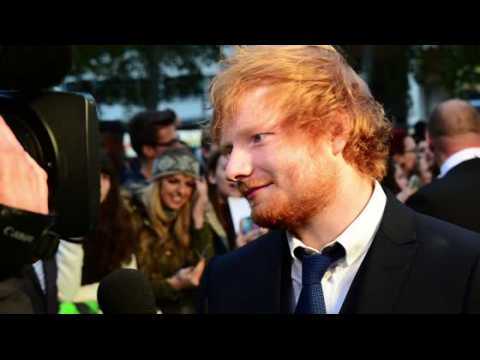 VIDEO : Ed Sheeran a acheté un appartement à ses parents au cas où il aurait besoin de babysitteurs