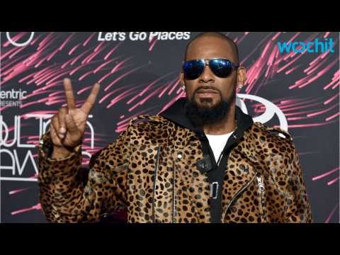 VIDEO : R. Kelly Walks Out of Interview After Sexual Assault Questions