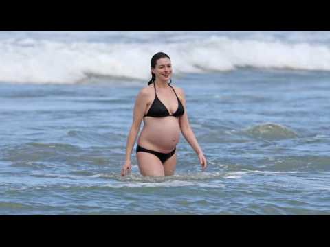 VIDEO : Pregnant Anne Hathaway Hangs Loose in Hawaii