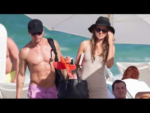 VIDEO : Ryan Phillippe profite d'une journe  la plage avec sa fiance
