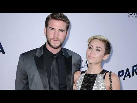 VIDEO : Miley Cyrus and Liam Hemsworth Spotted Kissing