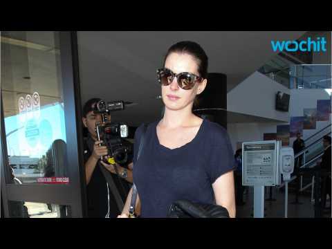 VIDEO : Anne Hathaway Ousts Paparazzi in Baby Bump Bikini Photo