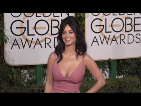 VIDEO : A Sexy Katy Perry Stuns On The Golden Globes Red Carpet